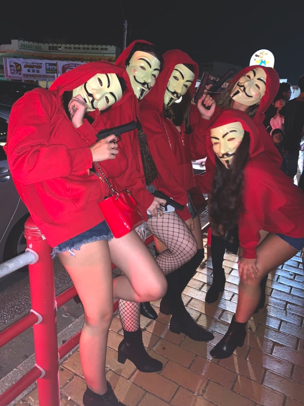 「halloween、ハロウィン、Okinawa、強盗、仮面、銃、赤パーカー、ショートパンツ、網タイツ、ブーツ」｜「GUの（GU）スウェットフルジップパーカ（長袖）Ａ（トップス、レッド系）」を使った、Hannahさん（レディース・160cm）の秋コーディネートの1枚目の写真