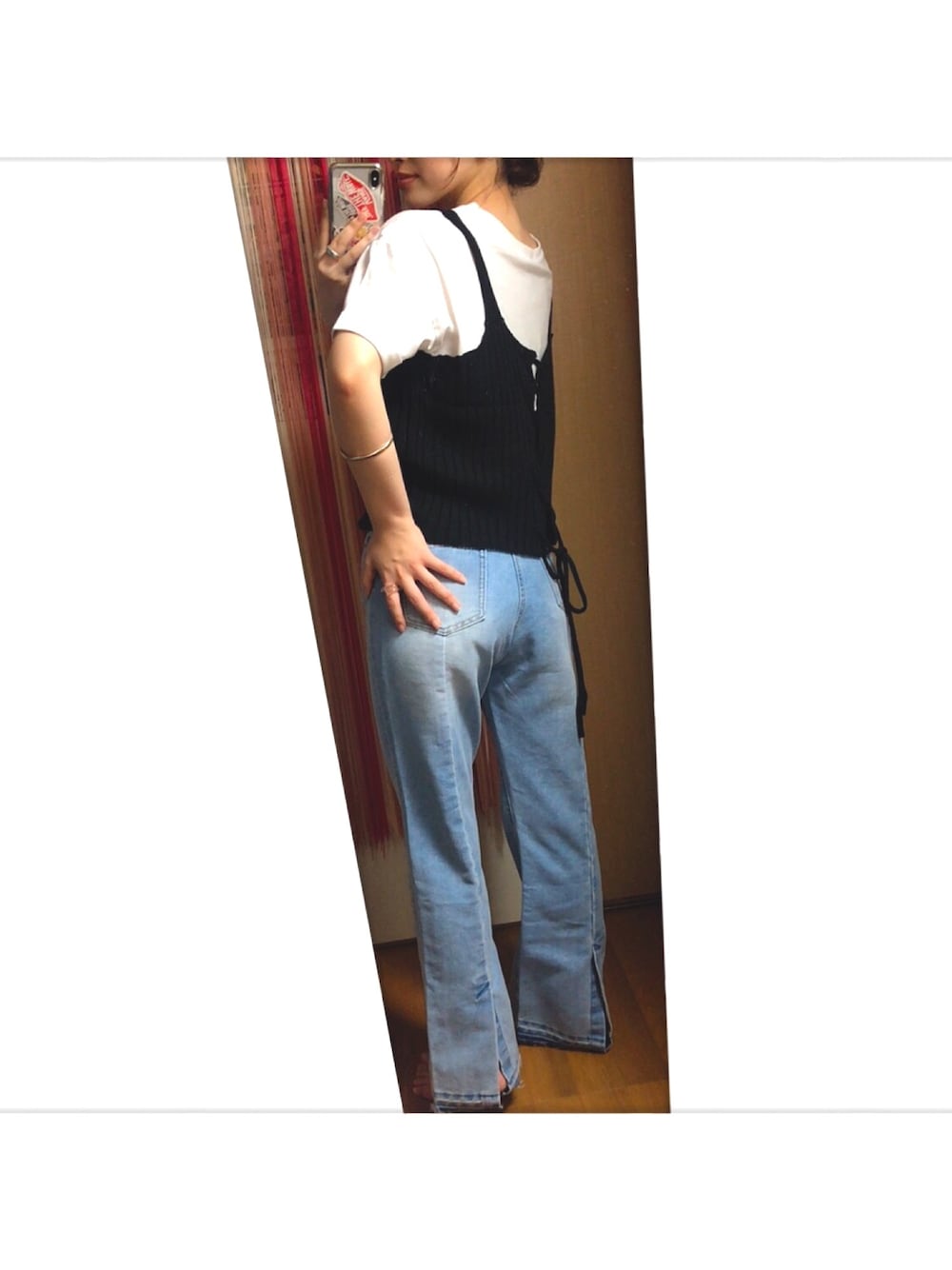 ブラック系のワンピース、ブラック系のニット/セーター、ブルー系のデニムパンツを着用したレディースの夏コーディネートの1枚目の写真