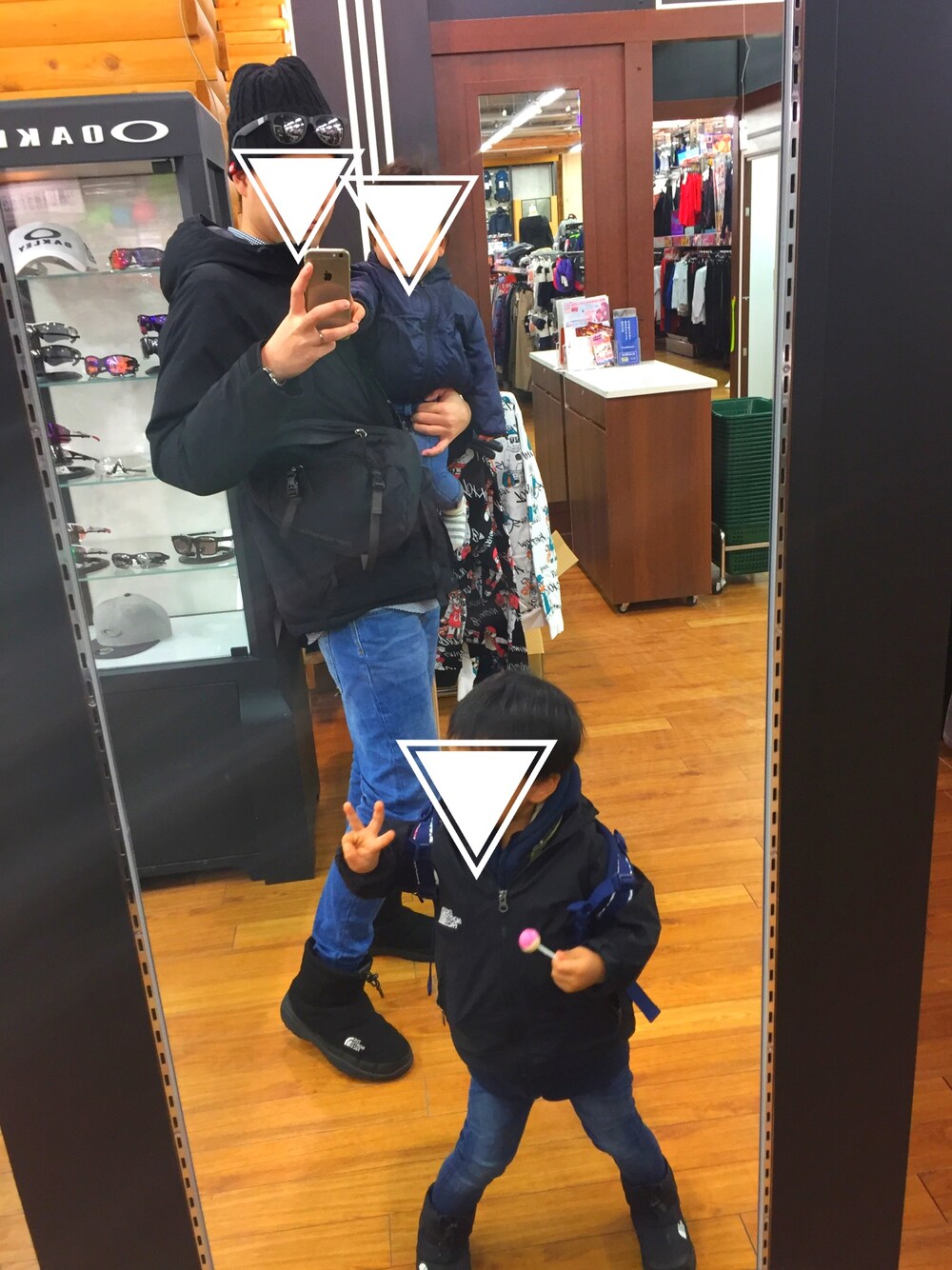 ブラック系のナイロンジャケット、ブルー系のその他パンツ、ブラック系のブーツを着用したメンズの冬コーディネートの1枚目の写真