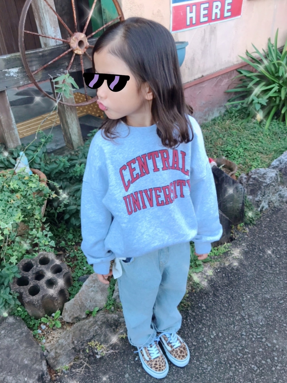 グレー系のスウェット、ブラウン系のスニーカーを着用したキッズの秋コーディネートの1枚目の写真