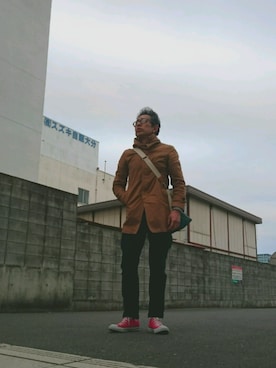 「赤コンバース」｜「アイテム（ステンカラーコート）」を使った、たかぶんごさん（メンズ・171cm）の春コーディネート