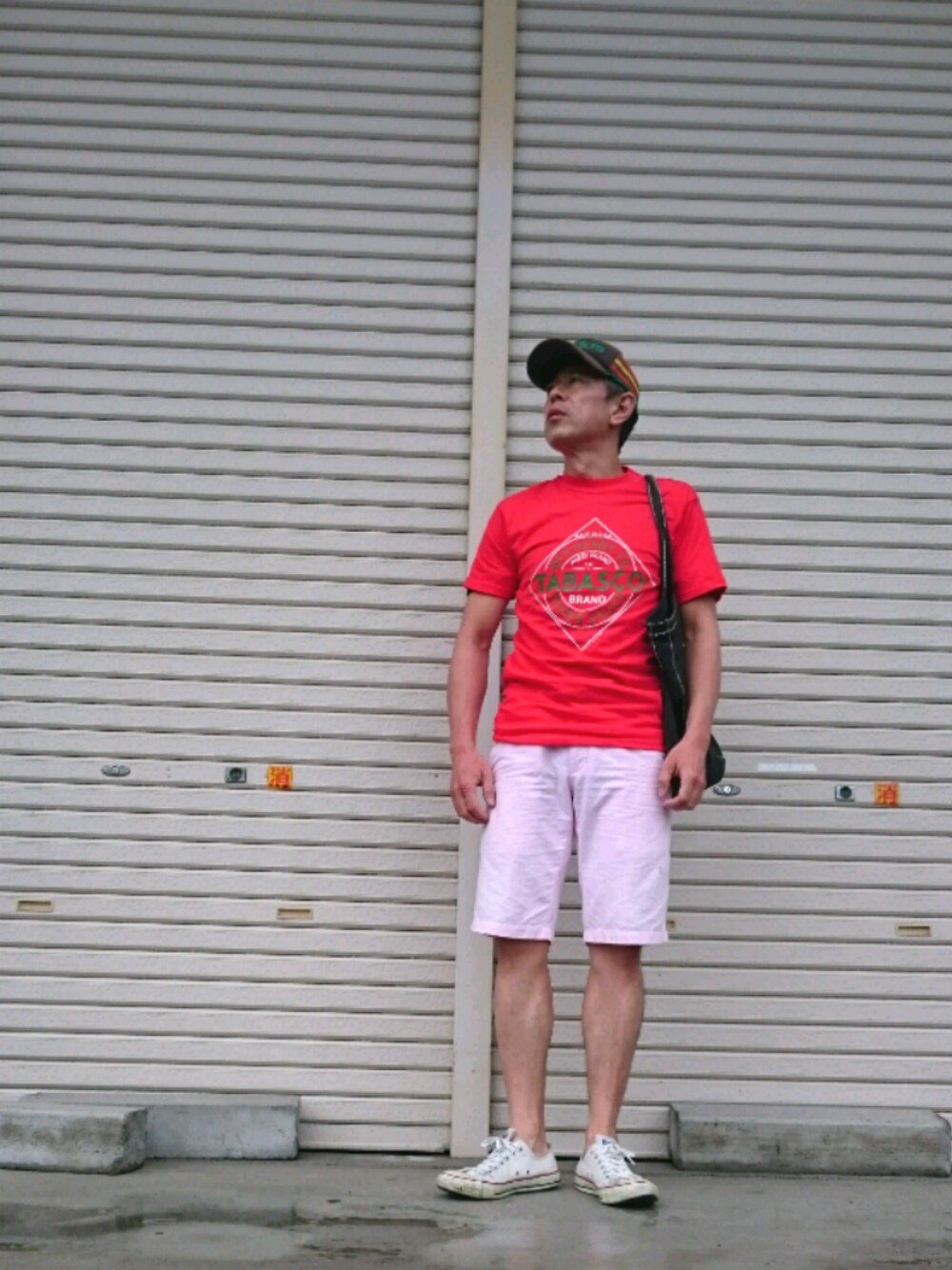 「夏コーデ、summer、Tシャツ、古着、コンバース、赤、ピンク、バナナぶ、WEAR昭和部、休日スタイル」｜「古着のアイテム（Tシャツ/カットソー、レッド系）」を使った、たかぶんごさん（メンズ・171cm）の夏コーディネートの1枚目の写真