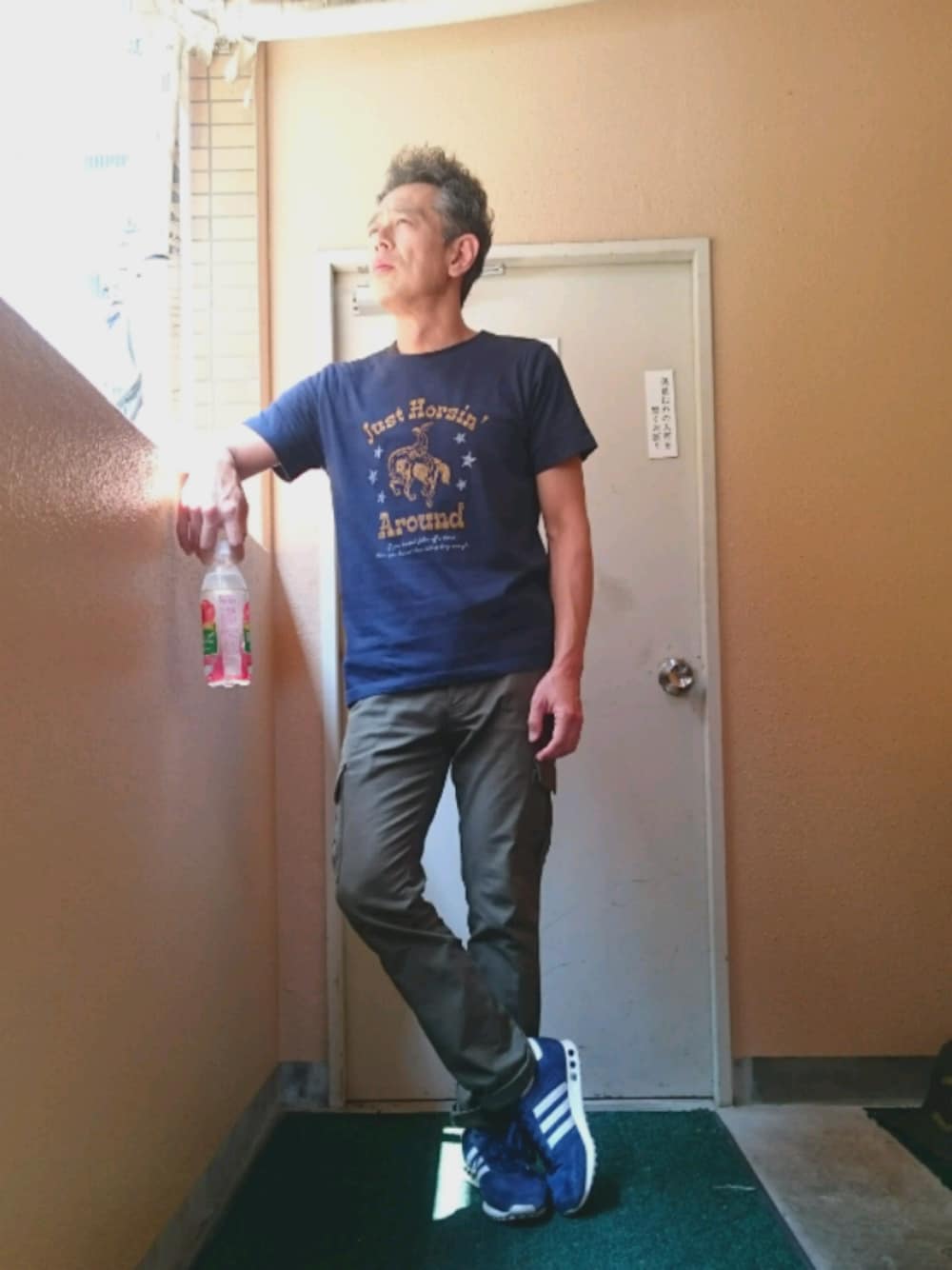 ブルー系のTシャツ/カットソー、グリーン系のカーゴパンツ、ブルー系のスニーカーを着用したメンズの夏コーディネートの1枚目の写真