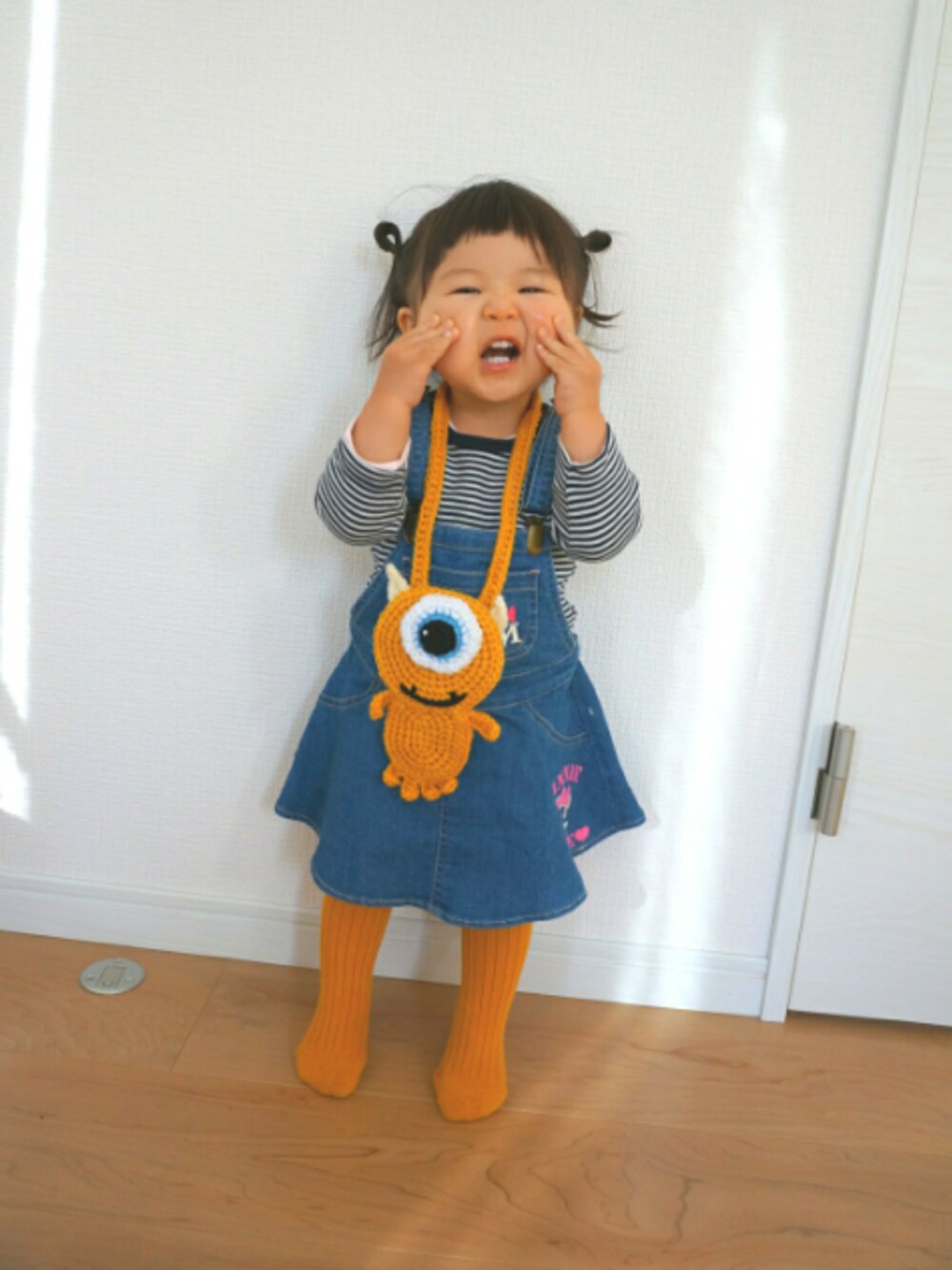 「ボーダー、キッズコーデ、ベビー、女の子、サロペットスカート、１歳８ヶ月、タイツ」｜「Disneyのアイテム（サロペット/オーバーオール、ブルー系）」を使った、とちゃむ(ﾟ-ﾟ)ﾞさん（キッズ・80cm）の冬コーディネートの1枚目の写真