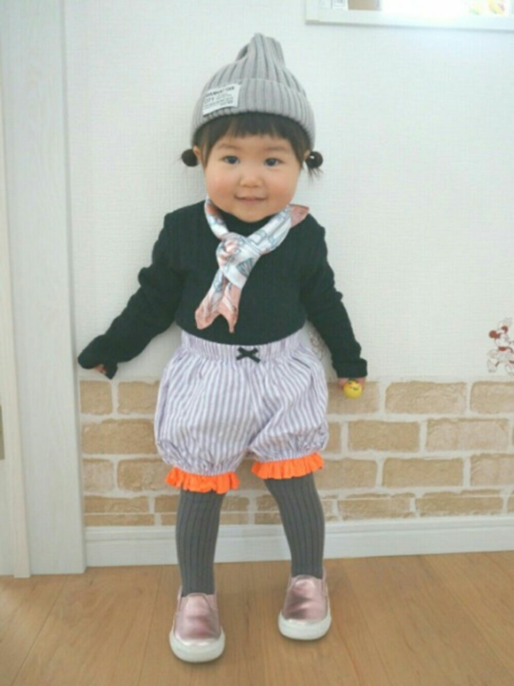 「キッズコーデ、春コーデ、カジュアルコーデ、女の子、韓国子供服、ニット帽、プチプラ、かぼちゃパンツ」｜「西松屋のアイテム（Tシャツ/カットソー、ブラック系）」を使った、とちゃむ(ﾟ-ﾟ)ﾞさん（キッズ・80cm）の春コーディネートの1枚目の写真