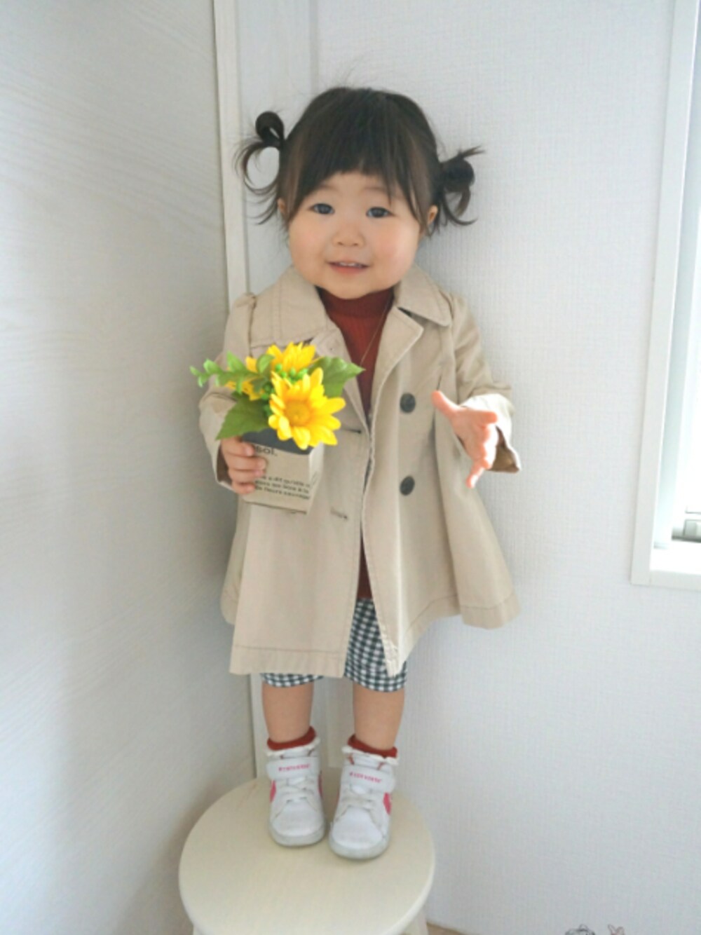 「トレンチコート、kidsfashion、はるコーデ、kids、おんなのこ、チェック、スニーカー、コンバース」｜「babyGAPのアイテム（トレンチコート、ベージュ系）」を使った、とちゃむ(ﾟ-ﾟ)ﾞさん（キッズ・80cm）の春コーディネートの1枚目の写真