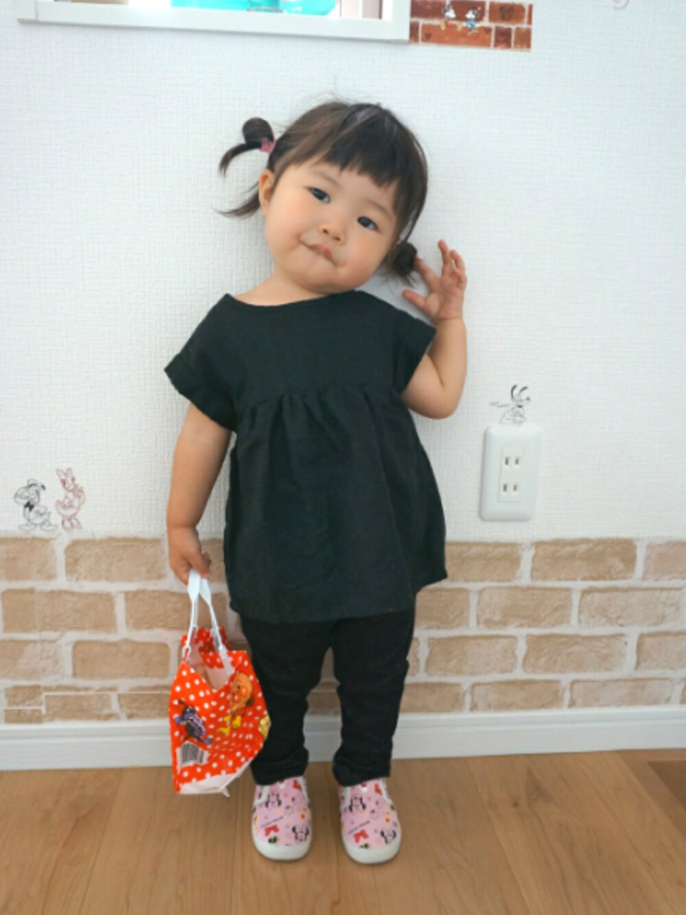 「ブラック、キッズファッション、女の子、kids、ブラックコーデ、2歳」｜「Birthdayのアイテム（Tシャツ/カットソー、ブラック系）」を使った、とちゃむ(ﾟ-ﾟ)ﾞさん（キッズ・80cm）の春コーディネートの1枚目の写真
