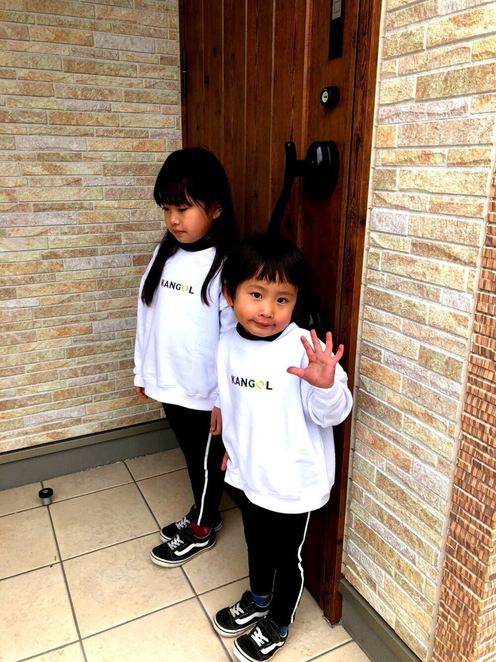 「初売りセールで買いました2019、女の子コーデ、男の子コーデ、3歳、6歳、おそろいコーデ、姉弟コーデ、カンゴール」｜「KANGOLのWEB限定 KANGOL/カンゴール 別注KIDS ビッグシルエット ロゴ刺繍クルーネックスウェット（スウェット、ホワイト系）」を使った、Hi_nonさん（キッズ・110cm）の冬コーディネートの1枚目の写真