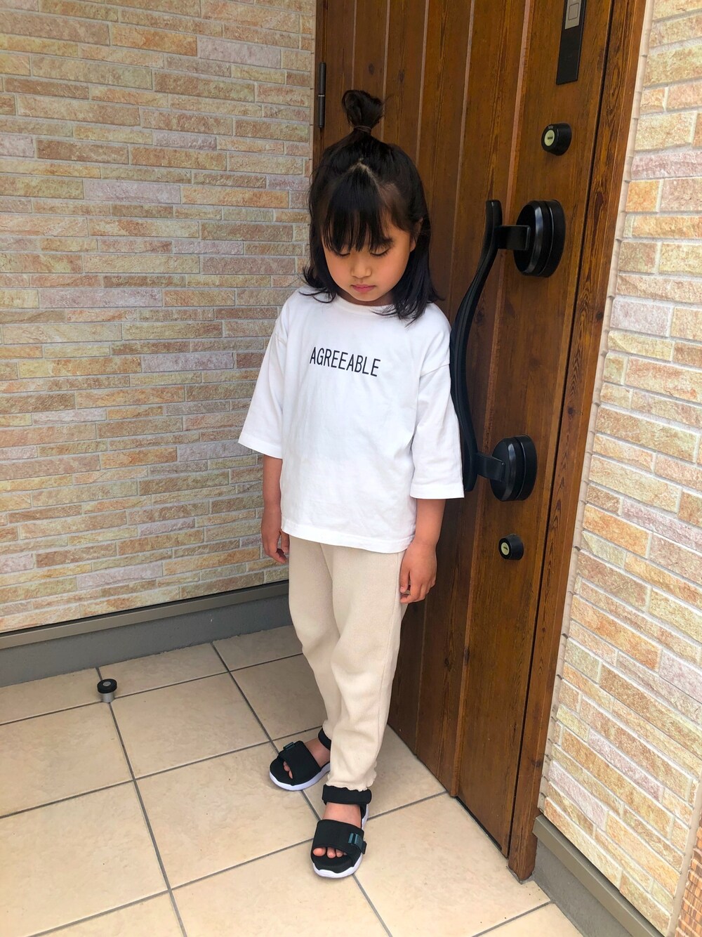 「キッズファッション、女の子コーデ、白Tシャツ、8歳、春夏コーデ」｜「SM2のアイテム（その他パンツ、ベージュ系）」を使った、Hi_nonさん（キッズ・120cm）の春コーディネートの1枚目の写真