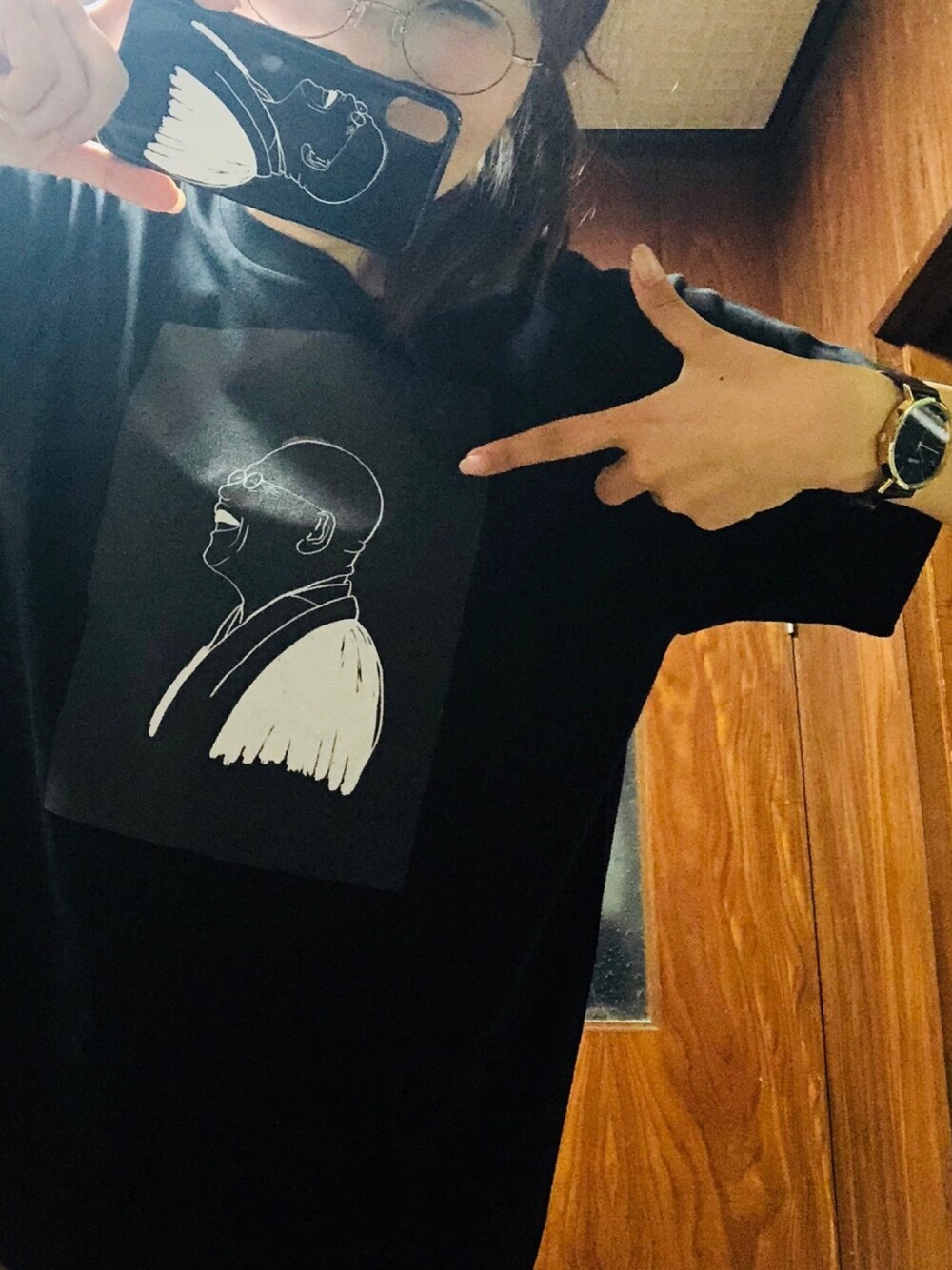 ブラック系のTシャツ/カットソー、ブラック系のスマホケース/カバーを着用したレディースの春コーディネートの1枚目の写真