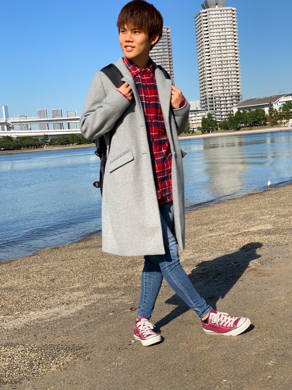 「大学生、コートスタイル、秋冬コーデ、converse、AZUL by moussy、American Eagle、低身長、デニムパンツ、チェックシャツ、いいね、save、フォローお願いします🤑」｜「UNIQLOのフランネルチェックシャツ（長袖）（シャツ/ブラウス、レッド系）」を使った、いっちーさん（メンズ・166cm）の秋コーディネートの1枚目の写真