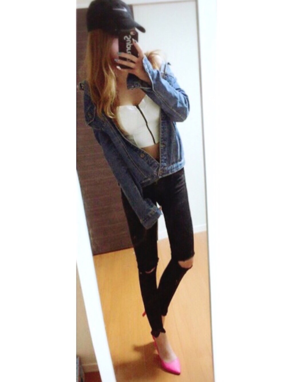 ホワイト系のキャミソール、ブルー系のデニムジャケット、ブラック系のその他パンツを着用したレディースの夏コーディネートの1枚目の写真