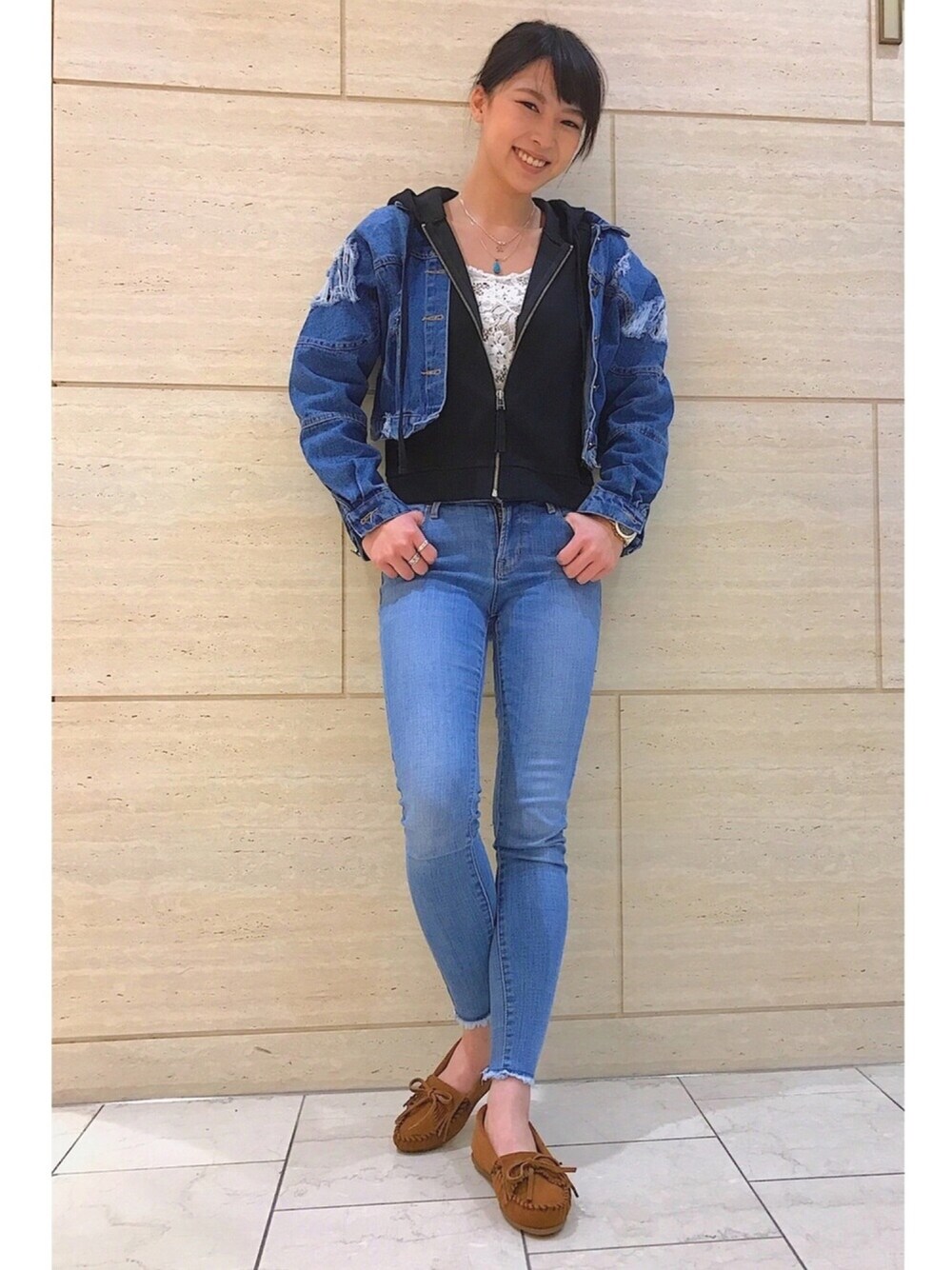 「シンプル、パンツスタイル、春、denim、casual、プチプラ、ミネトンカ、モカシン、ブラウン、デニムオンデニム」｜「Minnetonkaの【MINNETONKA】ミネトンカ　KILTY/キルティー スエード モカシン（モカシン/デッキシューズ、ブラウン系）」を使った、MINNETONKAONLINESHOPさん（レディース・164cm）の春コーディネートの1枚目の写真