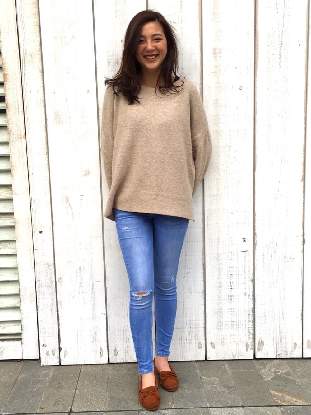 「カジュアル、spring、denim、outfit、ootd、springstlye、シンプル、春コーデ、ミネトンカ、モカシン」｜「Minnetonkaの【MINNETONKA】ミネトンカ　KILTY/キルティー スエード モカシン（モカシン/デッキシューズ、ブラウン系）」を使った、MINNETONKAONLINESHOPさん（レディース・170cm）の春コーディネートの1枚目の写真