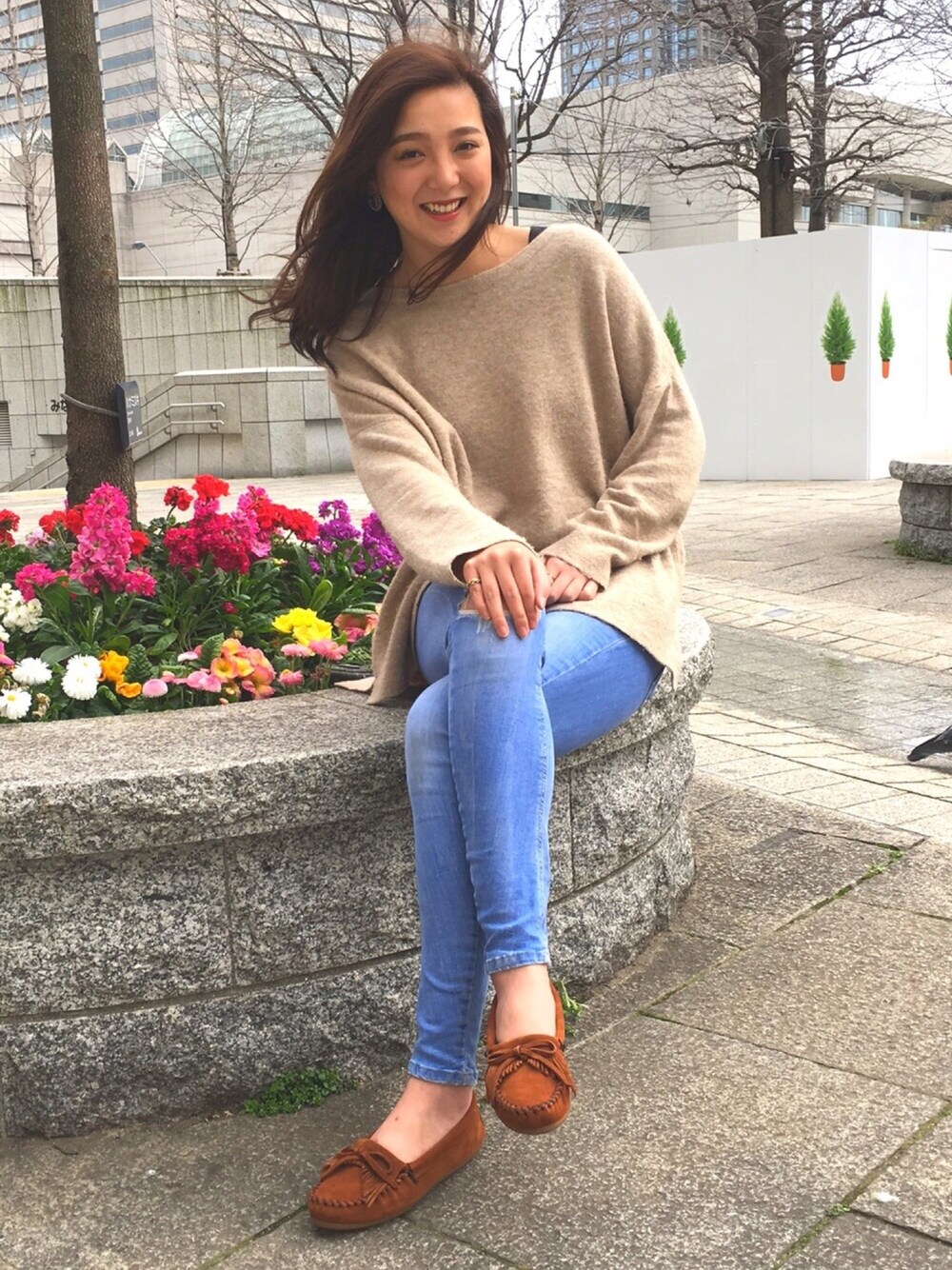 「カジュアル、spring、denim、outfit、ootd、springstlye、シンプル、春コーデ、ミネトンカ、モカシン」｜「Minnetonkaの【MINNETONKA】ミネトンカ　KILTY/キルティー スエード モカシン（モカシン/デッキシューズ、ブラウン系）」を使った、MINNETONKAONLINESHOPさん（レディース・170cm）の春コーディネートの1枚目の写真