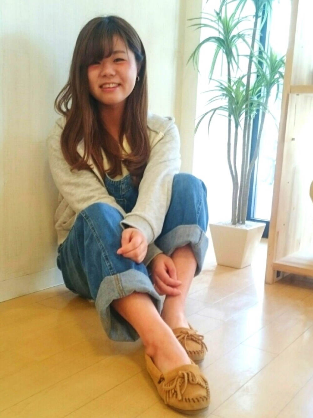 「denim、オーバーオール、spring、春コーデ、springstlye、casual、ミネトンカ、モカシン、定番、パーカー」｜「Minnetonkaの【MINNETONKA】ミネトンカ　KILTY/キルティー スエード モカシン（モカシン/デッキシューズ、ベージュ系）」を使った、MINNETONKAONLINESHOPさん（レディース・160cm）の春コーディネートの1枚目の写真