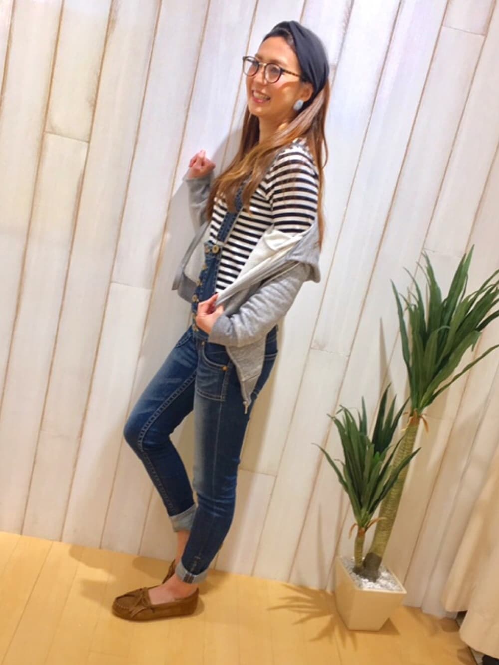 「denim、spring、春コーデ、ボーダー、ターバン、ミネトンカ、モカシン、オーバーオール、オトナカジュアル、おでかけ」｜「Minnetonkaの【MINNETONKA】ミネトンカ　KILTY/キルティー スエード モカシン（モカシン/デッキシューズ、ブラウン系）」を使った、MINNETONKAONLINESHOPさん（レディース・160cm）の春コーディネートの1枚目の写真