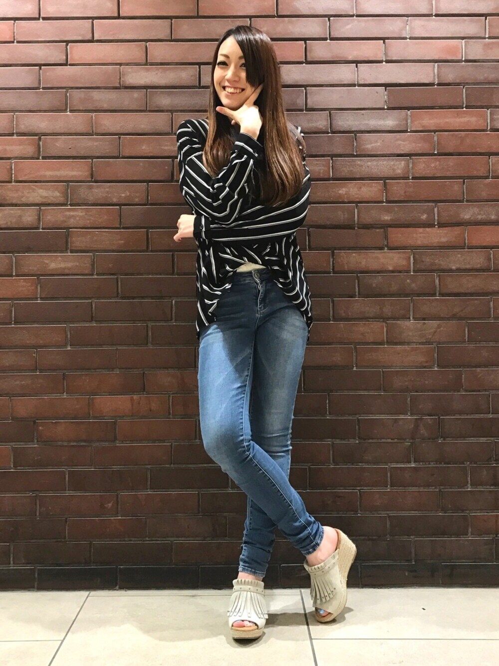 「outfit、denim、スキニーデニム、スキニー、デニム、ストライプ、シャツスタイル、サンダル、フリンジ、ミネトンカ」｜「Minnetonkaの☆otonaMUSE6月号掲載☆新作☆【17年春夏】ミネトンカ　サンダル　QUINN/クイン　ウェッジサンダル（サンダル、ベージュ系）」を使った、MINNETONKAONLINESHOPさん（レディース・158cm）の春コーディネートの1枚目の写真