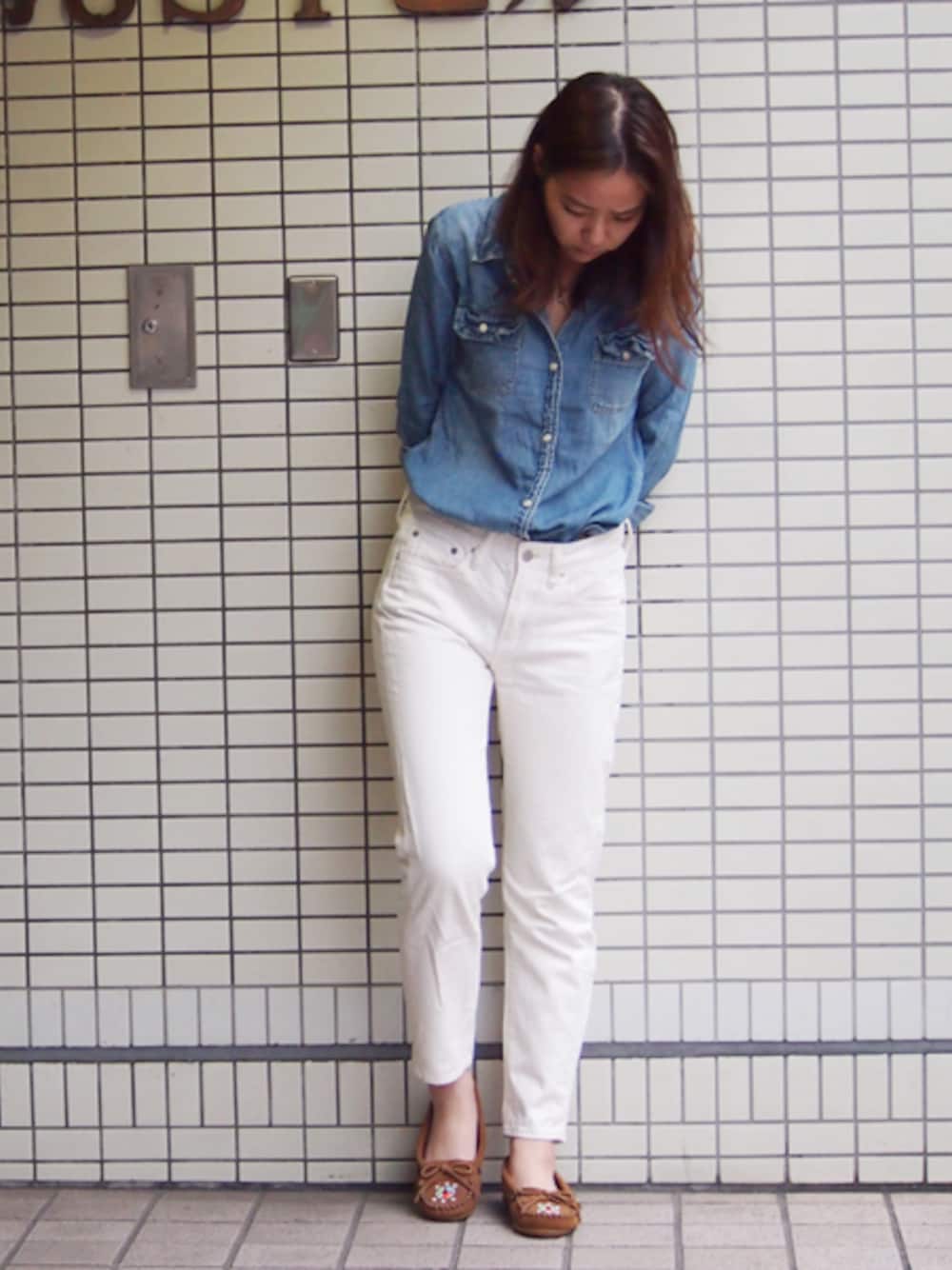「ミネトンカ、minnetonka、ブラウン、モカシン、ビーズ、ミネトンカモカシン」｜「Minnetonkaの【MINNETONKA】 ミネトンカ　ビーズフリンジモカシン（モカシン/デッキシューズ、ベージュ系）」を使った、MINNETONKAONLINESHOPさん（レディース・160cm）の夏コーディネートの1枚目の写真