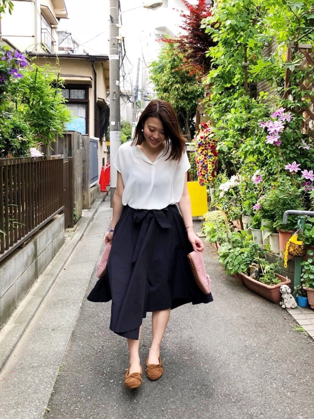 「ミネトンカ、ミネトンカモカシン、おとなコーデ」｜「Minnetonkaの【MINNETONKA】ミネトンカ　KILTY/キルティー スエード モカシン（モカシン/デッキシューズ、ブラウン系）」を使った、MINNETONKAONLINESHOPさん（レディース・162cm）の春コーディネートの1枚目の写真
