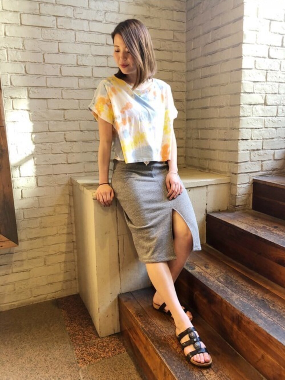 ブラウン系のサンダル、その他のTシャツ/カットソーを着用したレディースの春コーディネートの1枚目の写真