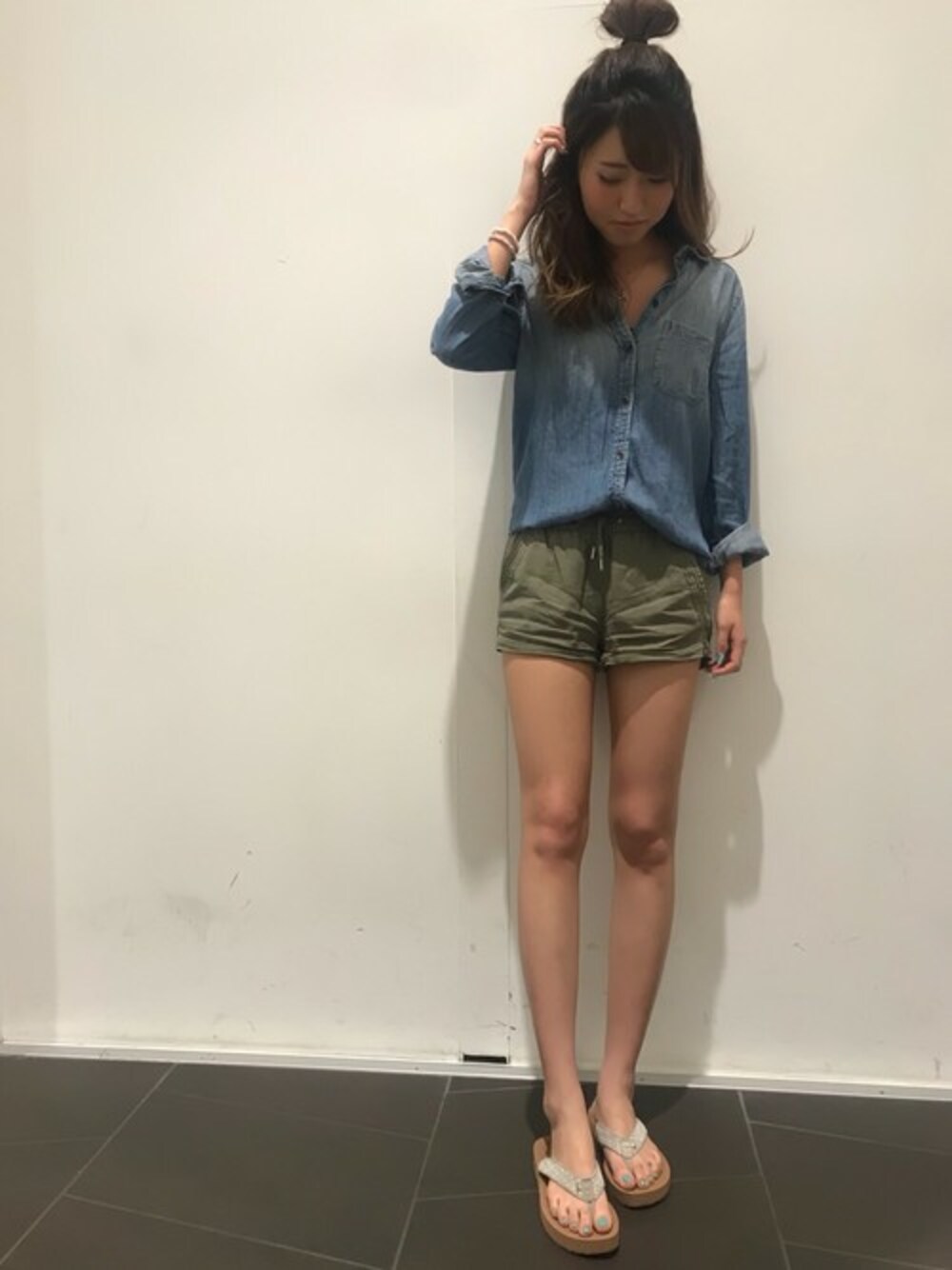 「Minnetonkaの【MINNETONKA】ミネトンカ　HEDY/へディー　ビーチサンダル（サンダル、ベージュ系）」を使った、MINNETONKAONLINESHOPさん（レディース・167cm）の春コーディネートの1枚目の写真