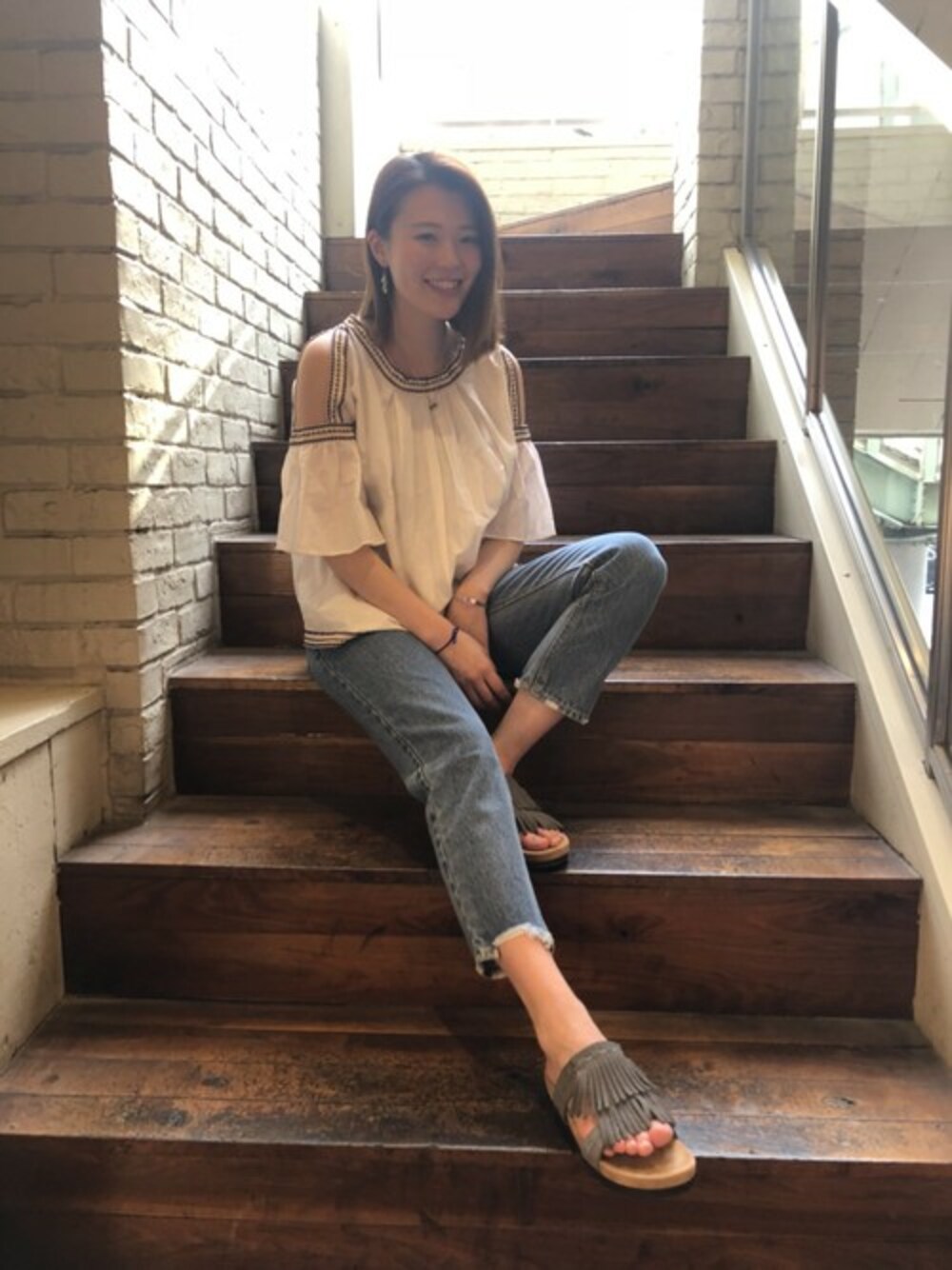 「ミネトンカ、minnetonka、#夏、#パンツスタイル、#サンダル、#ミネトンカ、ミネトンカモカシン、#カジュアルコーデ、minnetonka_TW」｜「Minnetonkaの【MINNETONKA】ミネトンカ　DAISY/デイジー　フリンジサンダル（サンダル、グレー系）」を使った、MINNETONKAONLINESHOPさん（レディース・162cm）の夏コーディネートの1枚目の写真