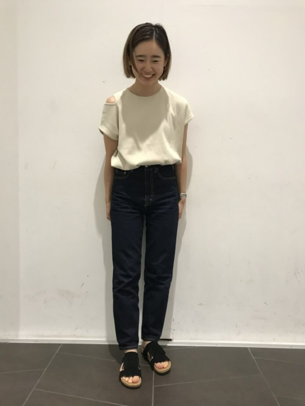 「カジュアル、ミネトンカ、サンダル、フラットサンダル」｜「Minnetonkaの【MINNETONKA】ミネトンカ　DAISY/デイジー　フリンジサンダル（サンダル、ブラック系）」を使った、MINNETONKAONLINESHOPさん（レディース・162cm）の夏コーディネートの1枚目の写真
