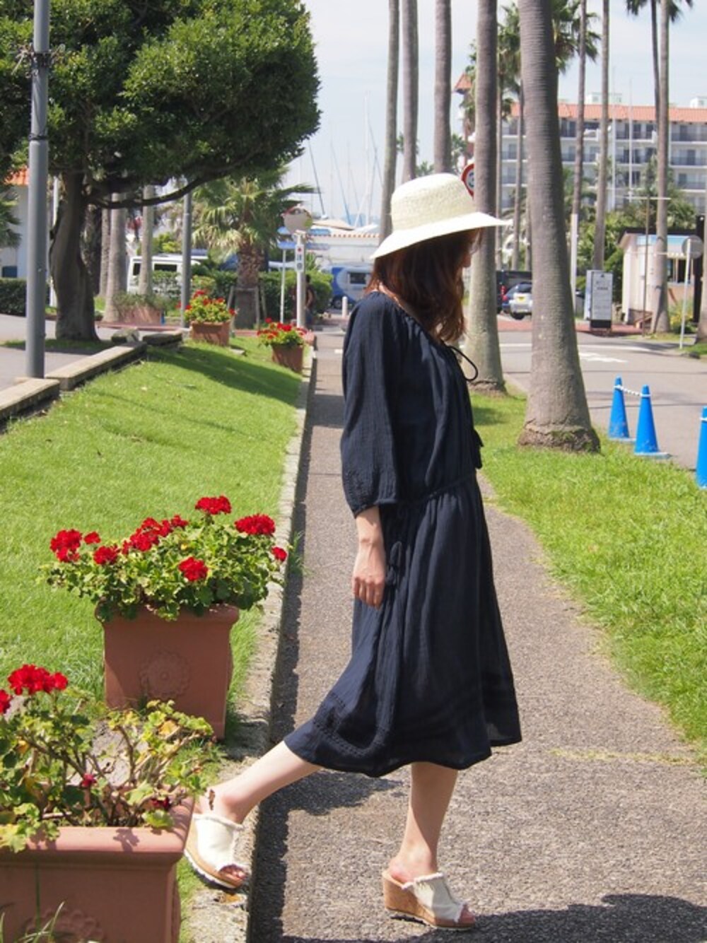 ホワイト系のサンダルを着用したレディースの夏コーディネートの1枚目の写真