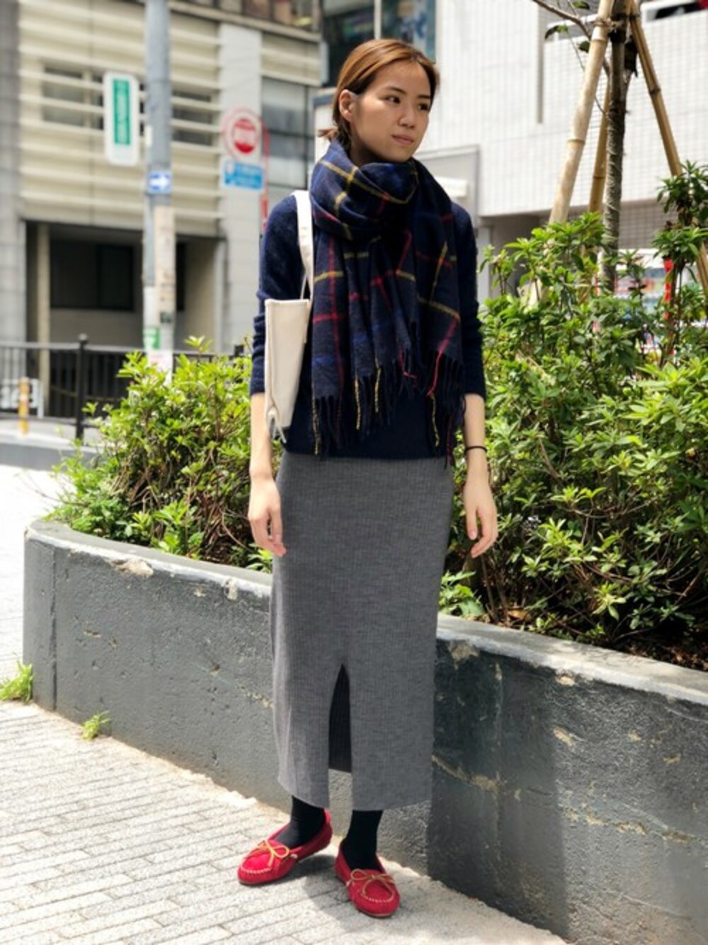 レッド系のモカシン/デッキシューズを着用したレディースの夏コーディネートの1枚目の写真