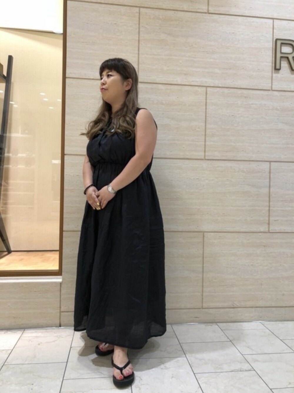 「ミネトンカ、モカシン、ビーチサンダル、夏スタイル」｜「Minnetonkaの【MINNETONKA】ミネトンカ　HALLIE/ハリー　ビーチサンダル（サンダル、ブラック系）」を使った、MINNETONKAONLINESHOPさん（レディース・161cm）の夏コーディネートの1枚目の写真