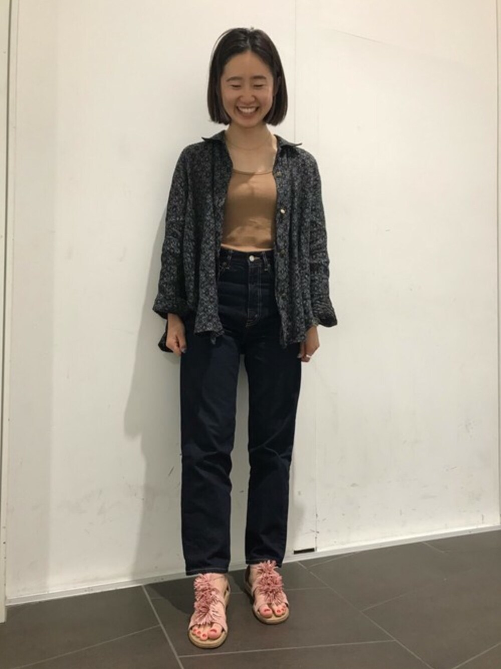 「ミネトンカ、モカシン、ポンポン、カジュアル」｜「Minnetonkaの【MINNETONA】ミネトンカ　PIKO/ピコ　フラットサンダル（サンダル、ピンク系）」を使った、MINNETONKAONLINESHOPさん（レディース・160cm）の夏コーディネートの1枚目の写真