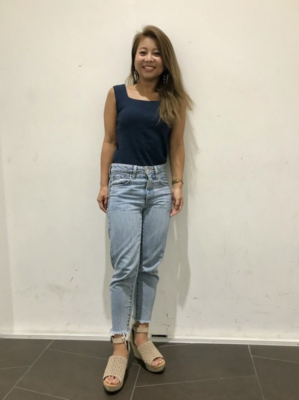「ミネトンカ、モカシン、夏コーデ」｜「Minnetonkaの【MINNETONKA】ミネトンカ　BONTON/ボントン　ツーピース ウェッジサンダル（サンダル、ベージュ系）」を使った、MINNETONKAONLINESHOPさん（レディース・160cm）の夏コーディネートの1枚目の写真