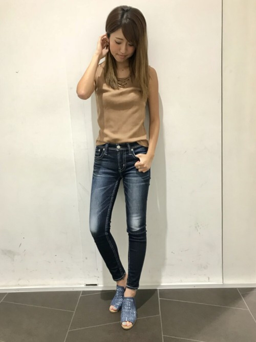 「ミネトンカ、モカシン、サンダル」｜「Minnetonkaの【MINNETONKA】ミネトンカ　MONA/モナ　デニムヒールサンダル（サンダル、ブルー系）」を使った、MINNETONKAONLINESHOPさん（レディース・165cm）の夏コーディネートの1枚目の写真