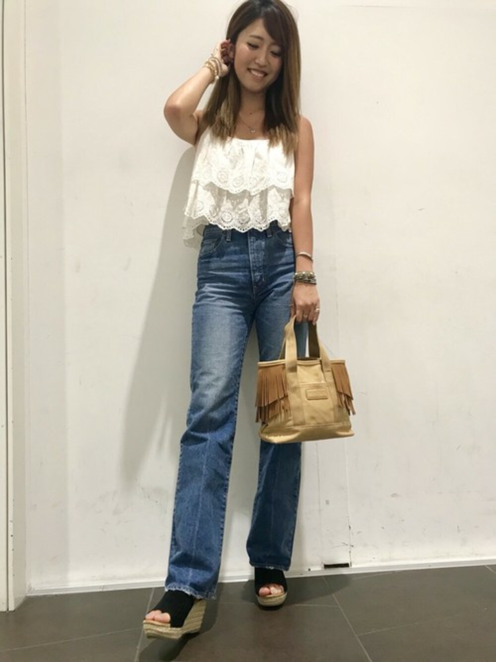 「ミネトンカ、ワイドパンツ、モカシン、サンダル」｜「Minnetonkaの【MINNETONKA】ミネトンカ　BONTON/ボントン　ツーピース ウェッジサンダル（サンダル、ブラック系）」を使った、MINNETONKAONLINESHOPさん（レディース・167cm）の夏コーディネートの1枚目の写真