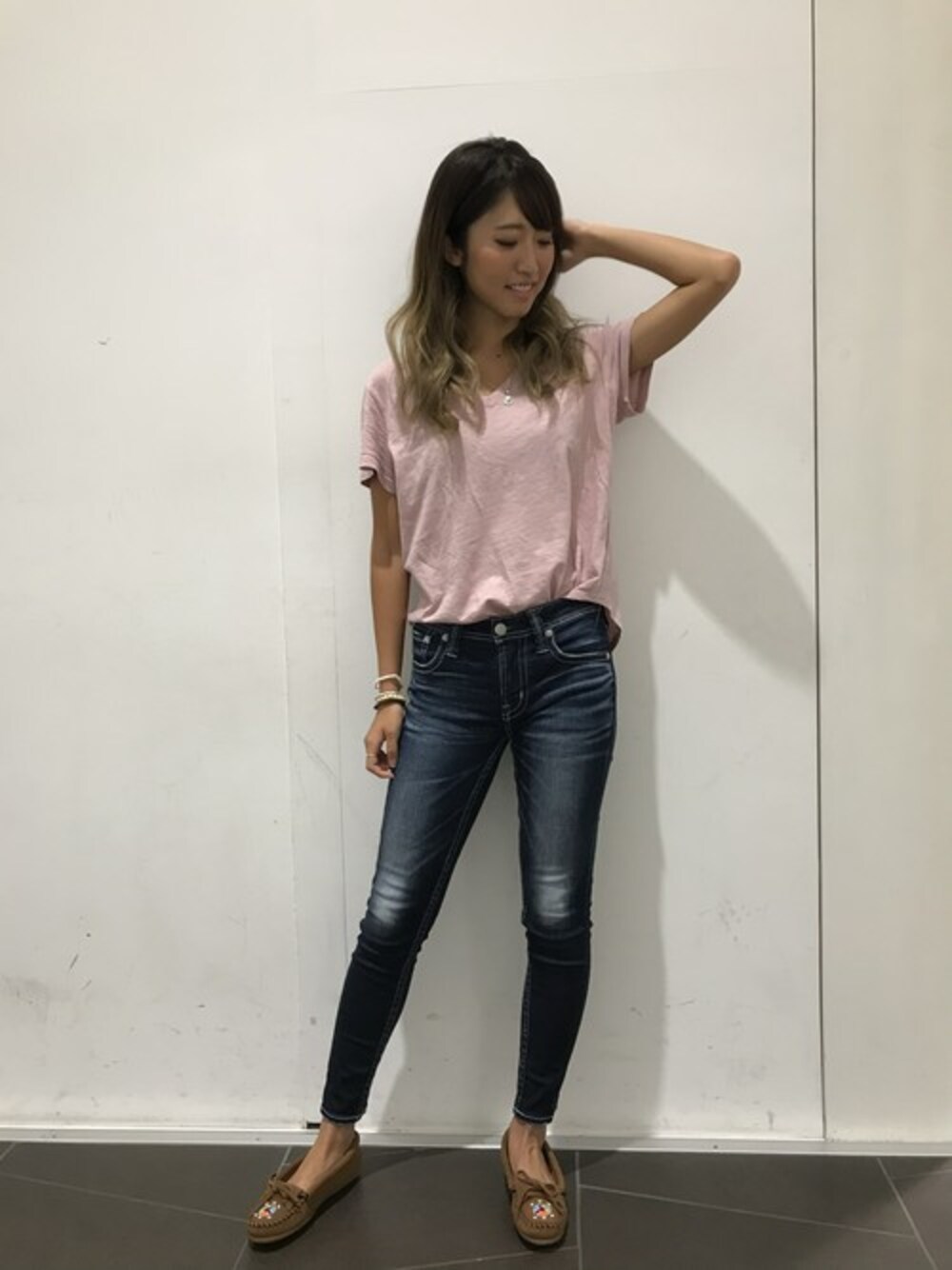 ブラウン系のモカシン/デッキシューズを着用したレディースの夏コーディネートの1枚目の写真
