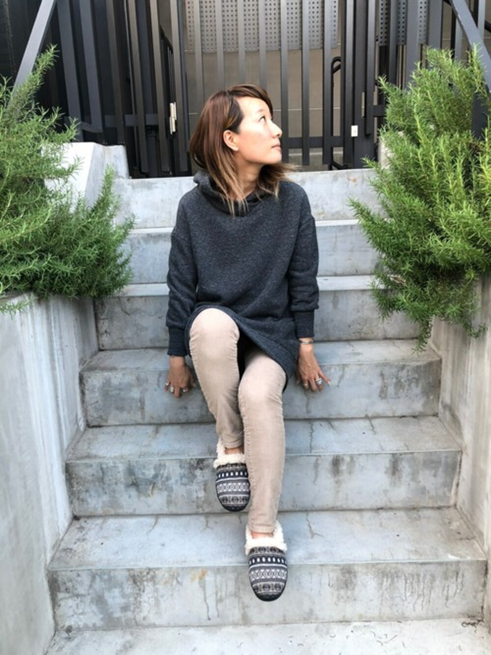 「ミネトンカ、新作、ハンギング、18fw」｜「Minnetonkaの公式【MINNETONKA】ミネトンカ　DINA/ディーナ　スリッパ（スリッポン、ブラウン系）」を使った、MINNETONKAONLINESHOPさん（レディース・170cm）の秋コーディネートの1枚目の写真