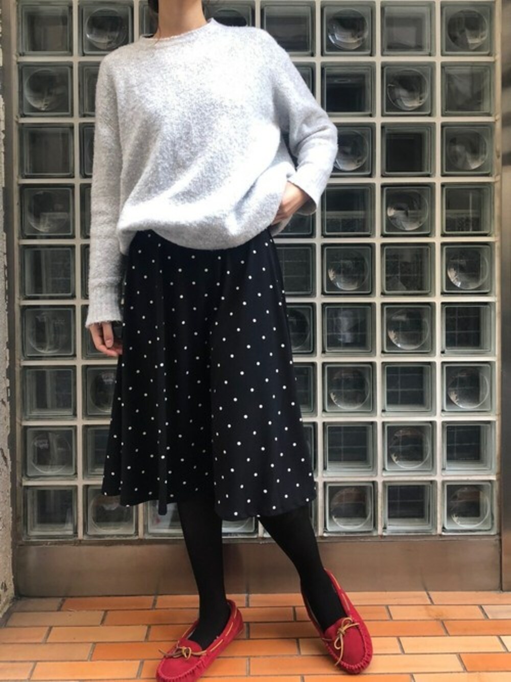 「ミネトンカ、モカシン、定番、アキフユコーデ」｜「Minnetonkaの公式【MINNETONKA】 ミネトンカ　CALLY/キャリー　ファーモカシン（モカシン/デッキシューズ、レッド系）」を使った、MINNETONKAONLINESHOPさん（レディース・167cm）の秋コーディネートの1枚目の写真