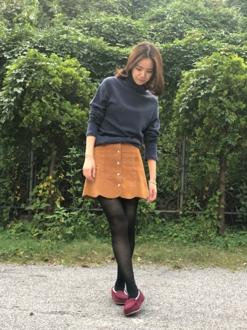 レッド系のモカシン/デッキシューズを着用したレディースの秋コーディネートの1枚目の写真