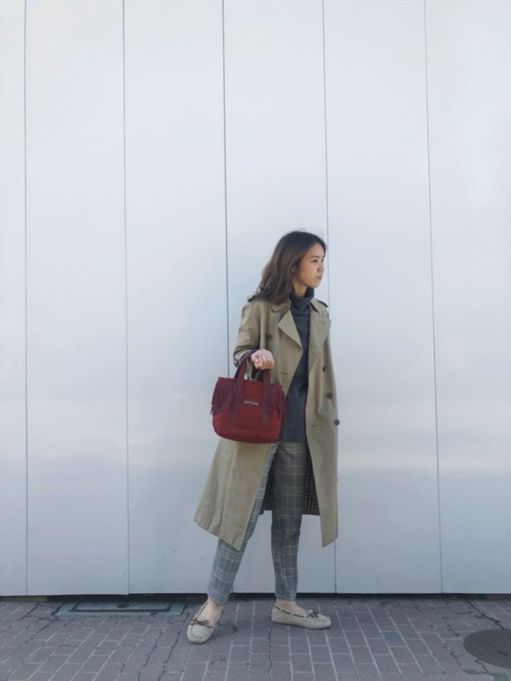 「ミネトンカ、モカシン、シンプルコーデ、秋冬」｜「Minnetonkaの公式【MINNETONKA】 ミネトンカ　CALLY/キャリー　ファーモカシン（モカシン/デッキシューズ、ベージュ系）」を使った、MINNETONKAONLINESHOPさん（レディース・167cm）の秋コーディネートの1枚目の写真
