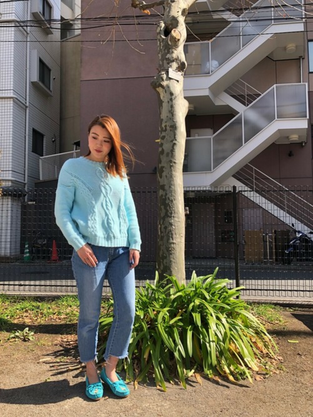 「ミネトンカ、モカシン、ミネトンカモカシン、モーココバヤシ　コラボ」｜「Minnetonkaの【MINNETONKA】ミネトンカ　限定　MINNETONKA×MOKO MOC/ミネトンカ×モーコ　ビーズモカシン（モカシン/デッキシューズ、ブルー系）」を使った、MINNETONKAONLINESHOPさん（レディース・162cm）の冬コーディネートの1枚目の写真