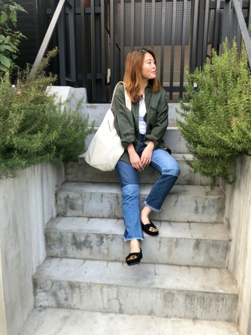 「ミネトンカ、ひょう柄、minnetonka、モカシン、流行り」｜「Minnetonkaの【MINNETONKA】 ミネトンカ　LEOPARD KILTY/ レオパードキルティー　モカシン（モカシン/デッキシューズ、ブラック系）」を使った、MINNETONKAONLINESHOPさん（レディース・162cm）の春コーディネートの1枚目の写真