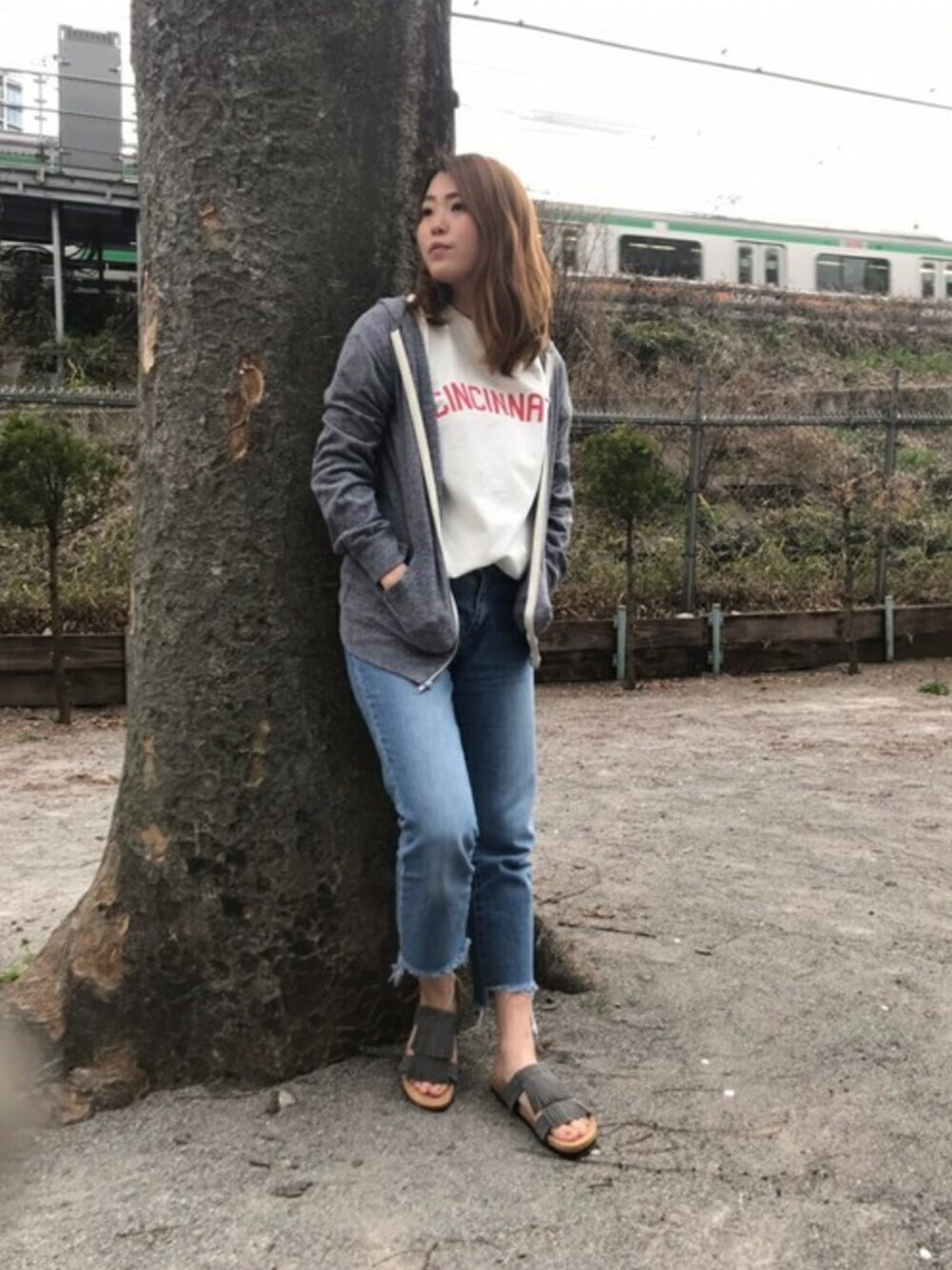 「ミネトンカ、minnetonka、サンダル、レディース、sandals、サンダルコーデ、サンダルスタイル」｜「Minnetonkaの【MINNETONKA】ミネトンカ　DAISY/デイジー　フリンジサンダル（サンダル、グレー系）」を使った、MINNETONKAONLINESHOPさん（レディース・162cm）の春コーディネートの1枚目の写真