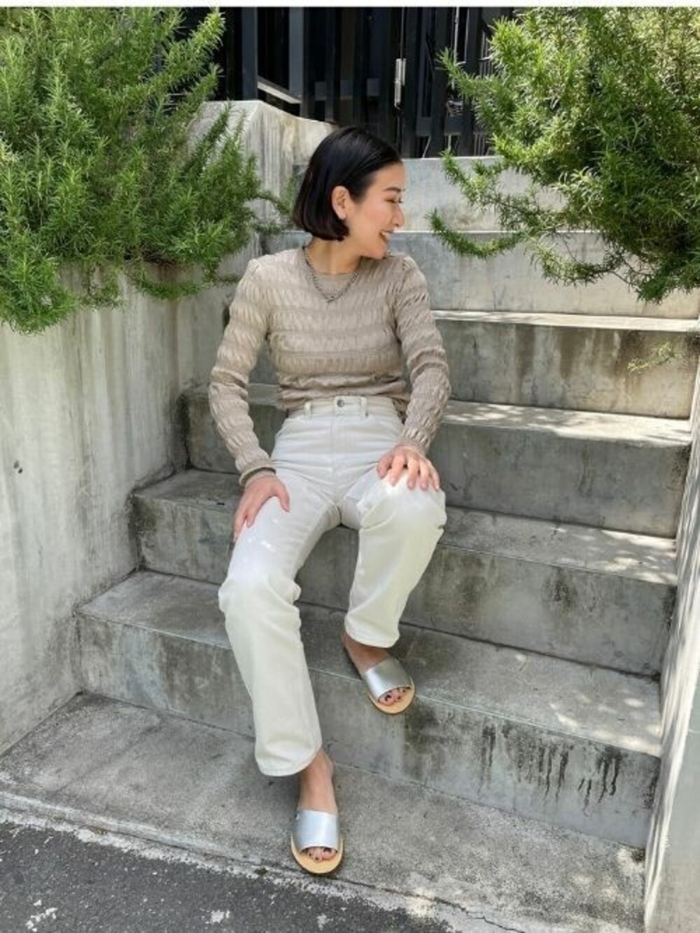 「Minnetonkaの【MINNETONKA】ミネトンカ　ADA/アダ　フラットサンダル（サンダル、シルバー系）」を使った、MINNETONKAONLINESHOPさん（レディース・151cm）の春コーディネートの1枚目の写真