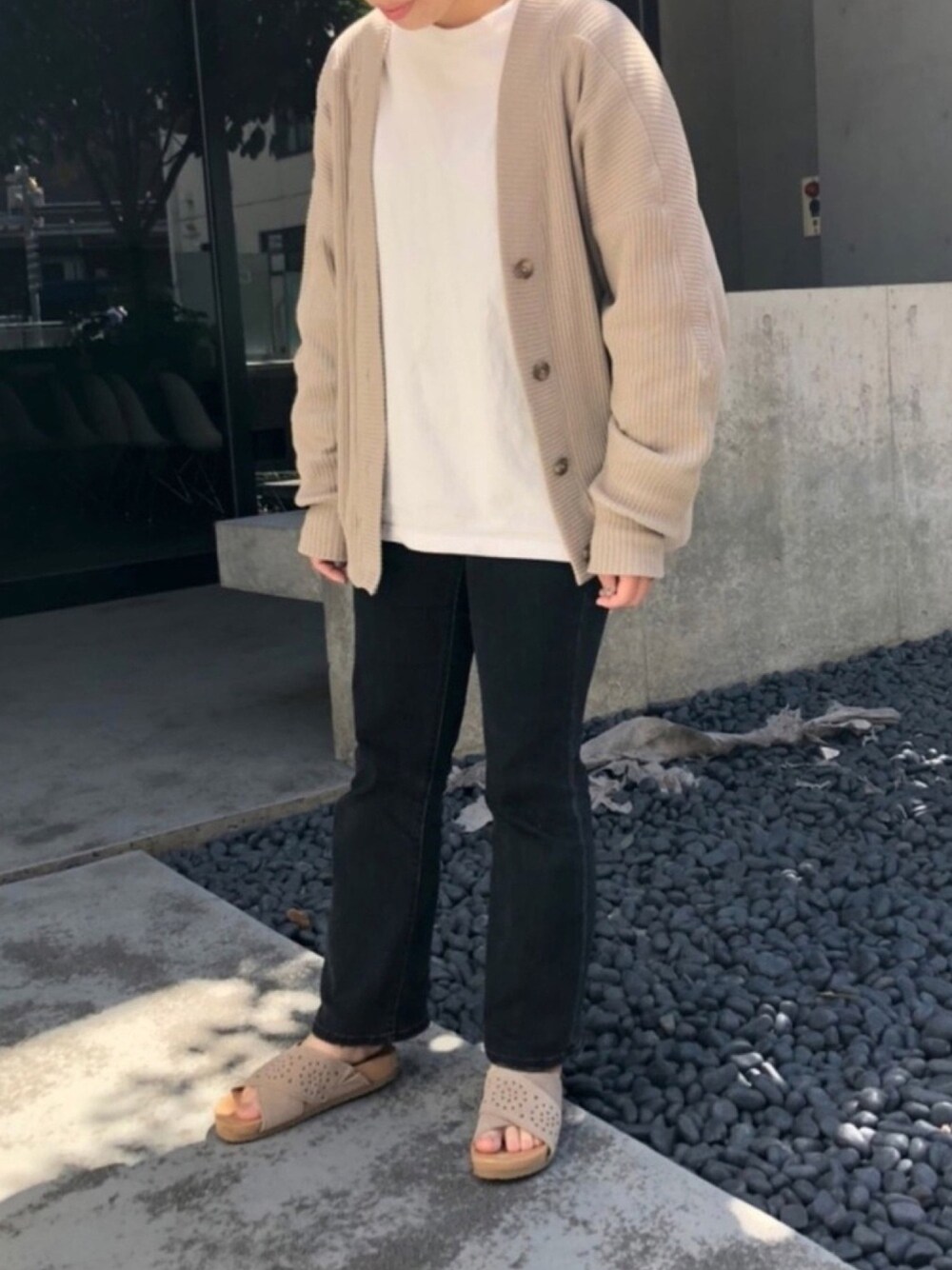 「夏、ミネトンカ、minnetonka、サンダル、シンプルコーデ、低身長、ラクチンコーデ、オトナカジュアル」｜「Minnetonkaの【MINNETONKA】ミネトンカ　MILEY/ミレイ　サンダル（サンダル、ベージュ系）」を使った、MINNETONKAONLINESHOPさん（レディース・151cm）の春コーディネートの1枚目の写真