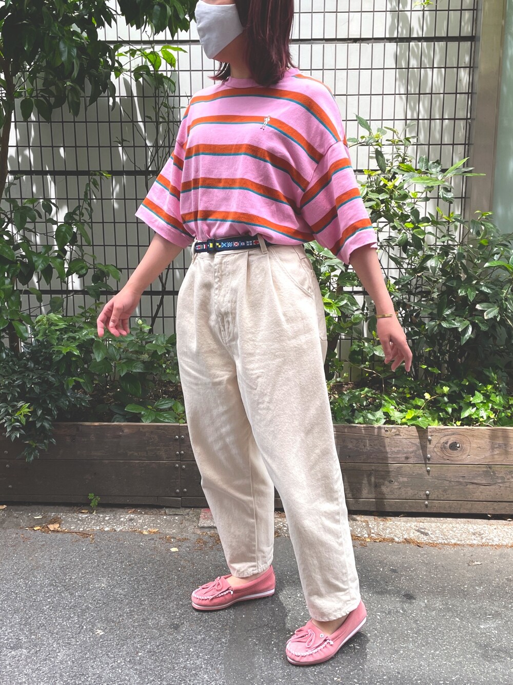 「これが私をアゲる服、ミネトンカ、春夏コーデ、minnetonka、おしゃれさんと繋がりたい、シューズ」｜「Minnetonkaの【MINNETONKA】ミネトンカ KILTY PLUS/キルティプラス　モカシン　限定カラー（モカシン/デッキシューズ、ピンク系）」を使った、MINNETONKAONLINESHOPさん（レディース・151cm）の春コーディネートの1枚目の写真
