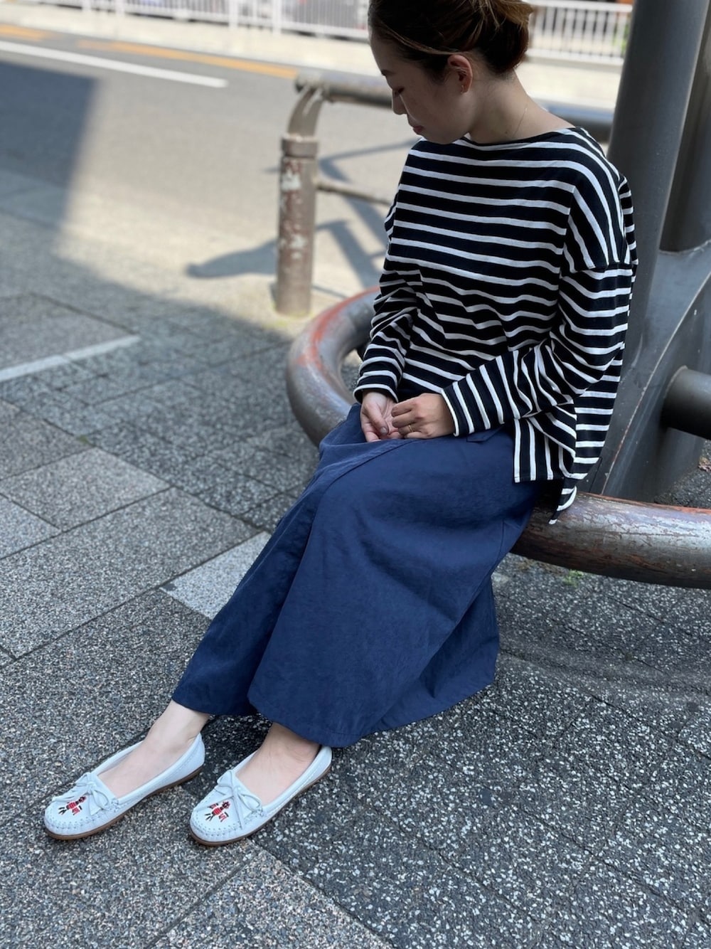 「ホワイト、ミネトンカ、minnetonka、モカシン、サンダーバード、モカシンシューズ、ミネトンカ公式」｜「Minnetonkaの【MINNETONKA】 ミネトンカ THUNDERBIRDⅡ/サンダーバードモカシン　フリンジモカシン（モカシン/デッキシューズ、ホワイト系）」を使った、MINNETONKAONLINESHOPさん（レディース・160cm）の春コーディネートの1枚目の写真