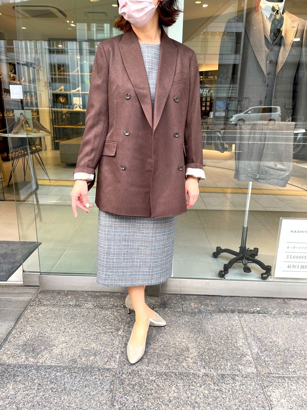 「KASHIYAMA、オーダースーツ、オーダーパンプス、オーバーサイズジャケット、チェックワンピース、ワンピーススタイル、チェック柄、ダブルジャケット、秋コーデ、秋の新作」｜「KASHIYAMAのアイテム（ジャケット/アウター、ブラウン系）」を使った、研谷さん（レディース・157cm）の秋コーディネートの1枚目の写真
