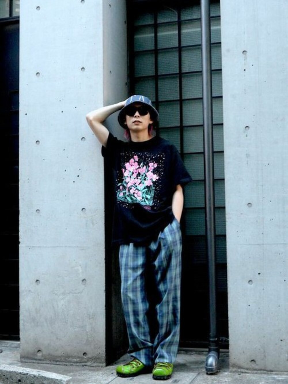 「チェックパンツ、プリントT、burberry、dude、ビックT、yotsuba、yotsuba_tokyo、dude_harajuku」｜「no brandのUsed - Black フラワープリントTシャツ（Tシャツ/カットソー、ブラック系）」を使った、dude_harajukuさん（メンズ・178cm）の夏コーディネートの1枚目の写真