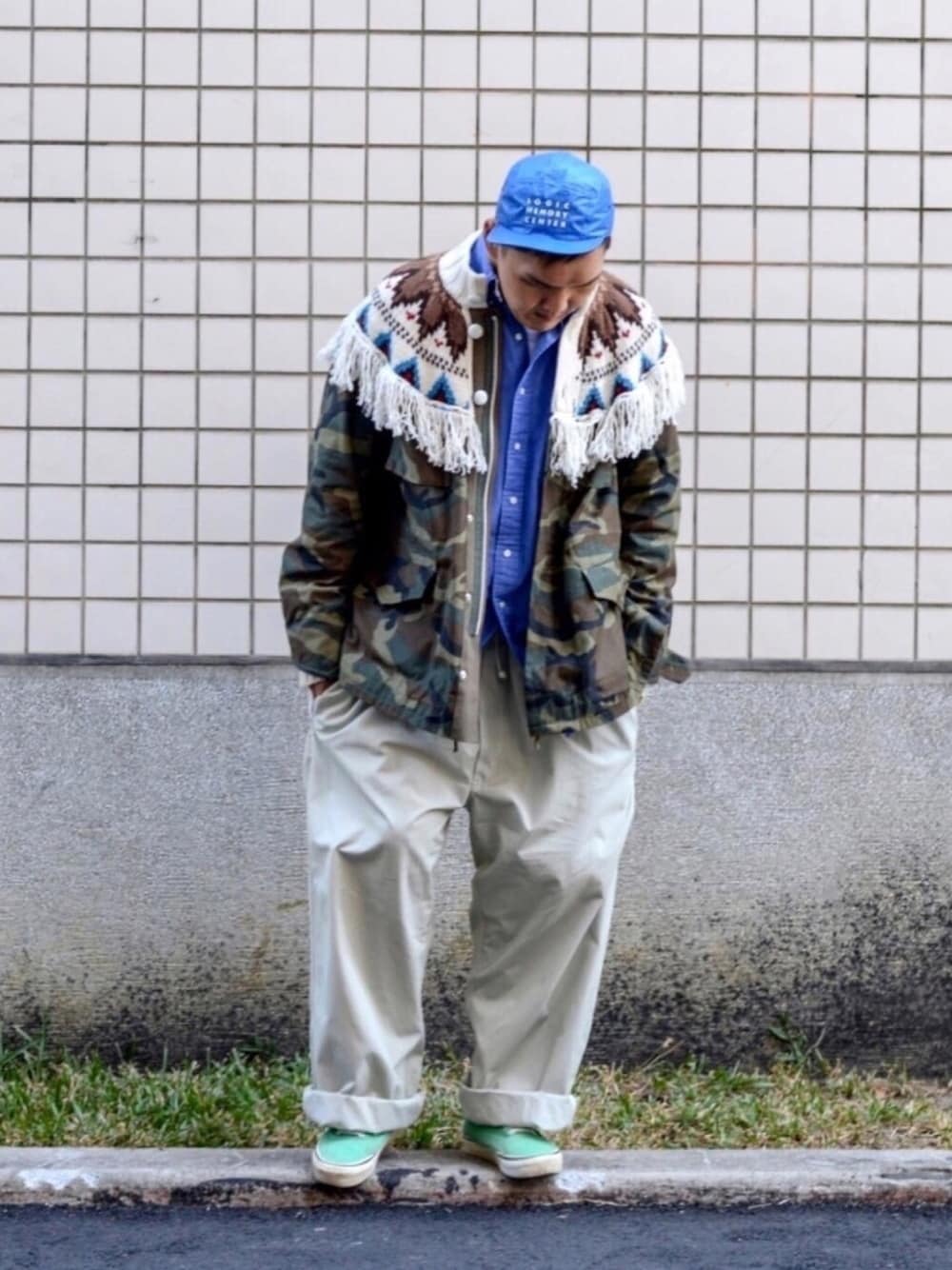 グリーン系のジャケット/アウター、ブルー系のシャツ/ブラウス、ホワイト系のパンツを着用したメンズの秋コーディネートの1枚目の写真